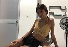 mi hermanastra pequeña entra a mi cuarto a pedirme que por favor la deje chuparme la polla -historia completa