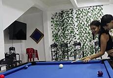hermanastro pervertido enseña a su hermanastra latina a jugar billar para después follar su concha - porno en espanol