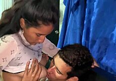 me folla a mi hermanastra y le ordeño su grandes teta