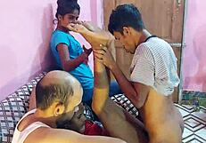 दोस्तों के ग्रुप सीन में वो इतनी हॉट लग रही