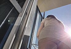 Gostosa Se Exibe Na Varanda Sem Calcinha