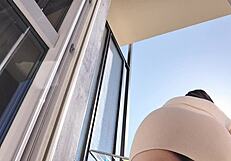 Gostosa Se Exibe Na Varanda Sem Calcinha