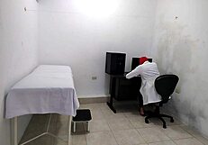 लैसी लंडन रफ इंटररेशियल फेसफक झेलती थूक और गांड चाट के साथ