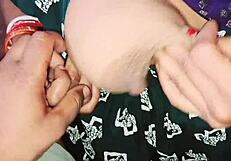 Chhoti si jhopadi mein pati ne patni pela