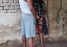 Chhoti si jhopadi mein pati ne patni pela