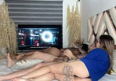 La mejor amiga de mi novia chupa mi verga cuando cuando ella se distrae