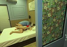 นักศึกษาสาวโดนไอ้ยามหื่นแอบงัดห้องบุกมาเย็ดคาหอพัก โดนแตกในเยิ้มๆ