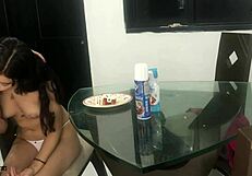 Me pongo bien cachonda cuando como una buena polla con fresa y crema parte 1