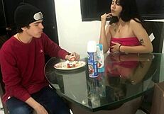 Me pongo bien cachonda cuando como una buena polla con fresa y crema parte 1