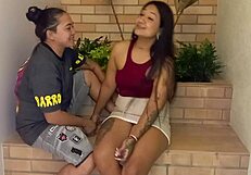 Mientras estoy jugando con mi celular recibo la visita de mi amante quien no controla sus ganas de cogerme