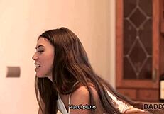 daddy4k il vecchio usa la possibilita di fare sesso con una tenera creatura