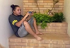 Mientras estoy jugando con mi celular recibo la visita de mi amante quien no controla sus ganas de cogerme