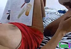 mi hermana duerme en mi cama para estudiar a media noche la convenzo para coger su enorme panocha