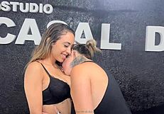 EU SOU HETERO MAIS A MINHA QUE EU NÃO SABIA QUE ERA LÉSBICA CHUPOU A MINHA BUCETA NÃO RESISTI E GOZEI NA BOCA DELA