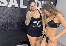 EU SOU HETERO MAIS A MINHA QUE EU NÃO SABIA QUE ERA LÉSBICA CHUPOU A MINHA BUCETA NÃO RESISTI E GOZEI NA BOCA DELA