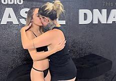 EU SOU HETERO MAIS A MINHA QUE EU NÃO SABIA QUE ERA LÉSBICA CHUPOU A MINHA BUCETA NÃO RESISTI E GOZEI NA BOCA DELA