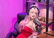 Ela Gemeu Para As Duas Gostosas