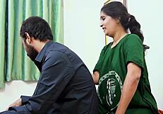 मेच्योर इंडियन मिल्फ मेड अपने यंग 18+ हाउस ओनर को सेक्स से सेड्यूस करती है