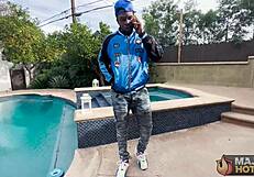 रेडहेड कूगर पीचेस अपनी वेट चूत को रोम मेजर से चोदवाना चाहती है?