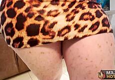 रेडहेड कूगर पीचेस अपनी वेट चूत को रोम मेजर से चोदवाना चाहती है?