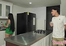 Hermanastra BBW de enorme culo es follada por enorme verga en la cocina - Antonella Jones