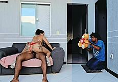 मेरा बॉयफ्रेंड रोमांटिक गिफ्ट लाया और मुझे भाई के साथ चोदते हुए पकड़ा, बड़ा लंड गंद में पसंद है!