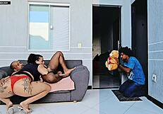 मेरा बॉयफ्रेंड रोमांटिक गिफ्ट लाया और मुझे भाई के साथ चोदते हुए पकड़ा, बड़ा लंड गंद में पसंद है!