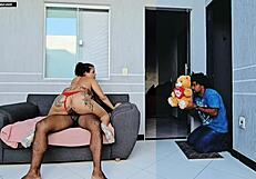 मेरा बॉयफ्रेंड रोमांटिक गिफ्ट लाया और मुझे भाई के साथ चोदते हुए पकड़ा, बड़ा लंड गंद में पसंद है!