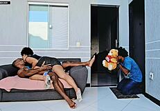 मेरा बॉयफ्रेंड रोमांटिक गिफ्ट लाया और मुझे भाई के साथ चोदते हुए पकड़ा, बड़ा लंड गंद में पसंद है!