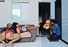 मेरा बॉयफ्रेंड रोमांटिक गिफ्ट लाया और मुझे भाई के साथ चोदते हुए पकड़ा, बड़ा लंड गंद में पसंद है!