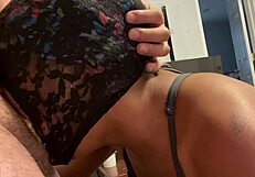 उल्टी वाला फेसफक स्लैपिंग थूकना और डीप थ्रोटपाई ब्लैक व्होर के लिए