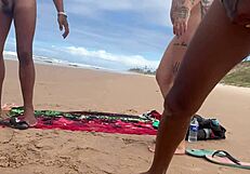 safadas na praia com alguns caras aleatórios na praia de nudismo, não tem como não gozar com esse vídeo
