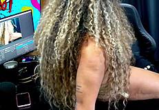 The young girl lifted and showed her ass, winked at the camera deliciously for you all - what does she deserve - Bruna Lambertini & Isa Moura