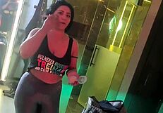 A loira casada safada com fogo na buceta deu ate nos bastidores com a camera desligada