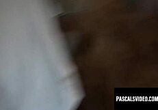 आंखों पर पट्टी बांधी ब्रूनेट लंड चूसती है