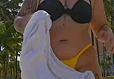 Mesmo sabendo que eu sou casada o cara pediu pra mim puxar a calcinha de ladinho mostrou foto do pau e depois me levou pro banheiro qu�mico e me colocou pra chupar