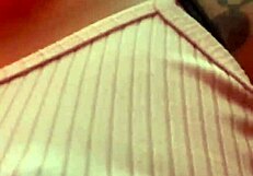 Mesmo sabendo que eu sou casada o cara pediu pra mim puxar a calcinha de ladinho mostrou foto do pau e depois me levou pro banheiro qu�mico e me colocou pra chupar