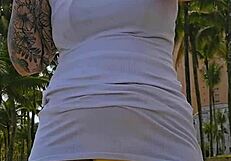 Mesmo sabendo que eu sou casada o cara pediu pra mim puxar a calcinha de ladinho mostrou foto do pau e depois me levou pro banheiro qu�mico e me colocou pra chupar