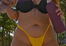 Mesmo sabendo que eu sou casada o cara pediu pra mim puxar a calcinha de ladinho mostrou foto do pau e depois me levou pro banheiro qu�mico e me colocou pra chupar