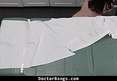 18+ लड़की डॉक्टर का लंड पकड़ सीधे चुदाई शुरू - डॉक्टोरबैंग्स