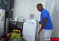 ककॉल्ड हब्बी वाइफ को ब्लैक वर्कर के साथ शेयर करता है