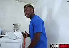 ककॉल्ड हब्बी वाइफ को ब्लैक वर्कर के साथ शेयर करता है