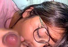 A mi hermanastra le encanta saltar en mi verga cuando no hay nadie.