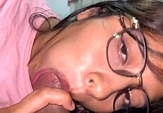 A mi hermanastra le encanta saltar en mi verga cuando no hay nadie.