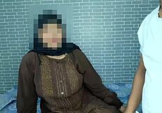 बेचारी मुस्लिम हिजाब लड़की पैसे के लिए पोर्न वीडियो निर्माता से चुद गई