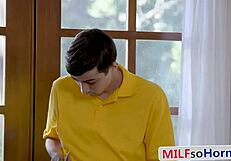 Gorgeous ebony goddess meets young delivery guy