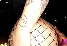 NYC हूड में, बड़ी गंद वाली कैरिबियन लातीना बालकनी पर चोकी और क्रीमपाई होती