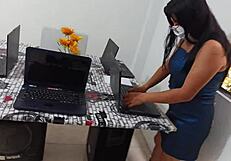 Soldado Transou Com A Vendedora Venezuelana Pela Primeira Vez – Ela Faz Isso Para Obter Benefícios Colaterais E Curtir Sexo No Trabalho.