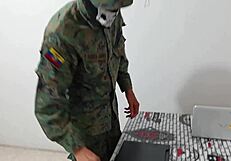 Soldado Transou Com A Vendedora Venezuelana Pela Primeira Vez – Ela Faz Isso Para Obter Benefícios Colaterais E Curtir Sexo No Trabalho.