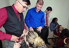 स्लटी ट्रेलर ऑफिस में एनल बंग्ड होती है